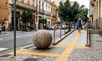 Bolas de concreto nas calçadas: para que servem essas estruturas e por que elas são importantes para os pedestres