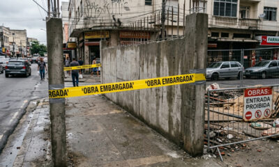 Vizinho tenta construir garagem na calçada bloqueando a passagem de pedestres, prefeitura embarga e a obra irregular de R$ 10 mil vira entulho