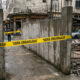 Vizinho tenta construir garagem na calçada bloqueando a passagem de pedestres, prefeitura embarga e a obra irregular de R$ 10 mil vira entulho