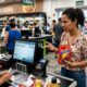 Consumidor escolhe produto anunciado por R$ 19,90 na prateleira, mas encontra cobrança de R$ 29,90 no caixa e descobre que não precisa aceitar o preço maior