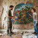Casal retira papel de parede de casa alugada e revela mural pintado à mão que estava escondido há mais de 50 anos