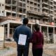 Casal compra apartamento na planta por R$ 420 mil com entrega prometida em 24 meses, a obra atrasa quase 2 anos, e eles descobrem que a lei só tolera 180 dias de tolerância