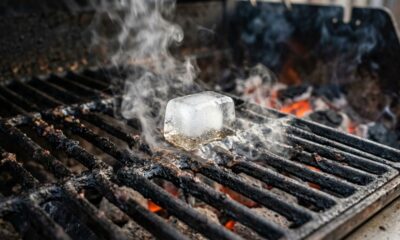 Esfregar cubos de gelo na grelha da churrasqueira ainda quente: para que serve esse truque e por que tanta gente faz depois de assar carne