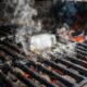 Esfregar cubos de gelo na grelha da churrasqueira ainda quente: para que serve esse truque e por que tanta gente faz depois de assar carne