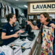 Lavanderia mancha vestido de R$ 3 mil, tenta indenizar cliente com o valor do serviço de R$ 80 e Justiça obriga o pagamento integral da peça