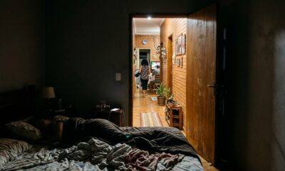 A psicologia sugere que dormir sempre com a porta aberta não é apenas despreocupação, mas pode revelar uma necessidade de manter controle sobre o ambiente