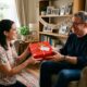 6 opções de presentes baratos e criativos para surpreender pais que sempre dizem não precisar de nada