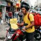 Entregador de comida leva multa de R$ 293 por parar moto na calçada durante 4 minutos para fazer uma entrega, recorre com foto do local e descobre que pode anular a autuação se provar que não havia vaga regulamentada em 50 metros