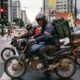 Motoboy compra moto usada por R$ 22 mil, financia em 54 vezes de R$ 710 e, no terceiro mês, o câmbio trava no farol durante uma entrega