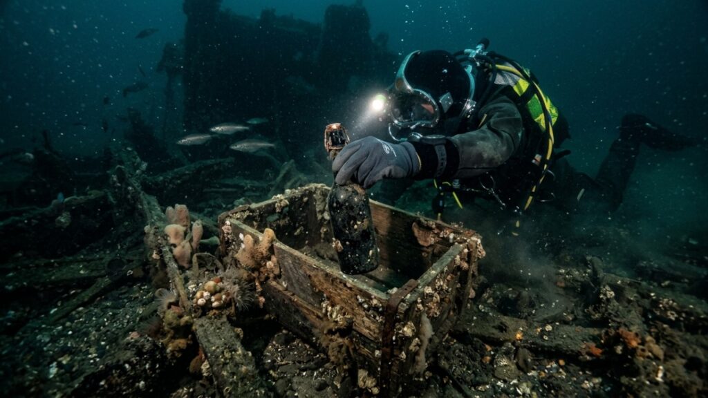 Uma garrafa de cerveja ficou no fundo do mar por 160 anos e reapareceu como uma cápsula do tempo quase intacta