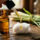Colocar algodão embebido em óleo essencial de capim-limão no fundo do cesto: a dica aromática para manter a lixeira da cozinha sempre cheirosa