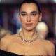 Frase do dia de Dua Lipa, ícone pop global: “Eu passo muito tempo na cama quando estou...” Uma lição sobre desacelerar e aproveitar a própria vida