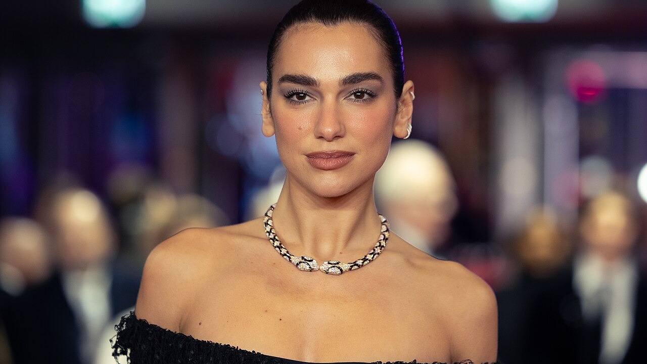 Frase do dia de Dua Lipa, ícone pop global: “Eu passo muito tempo na cama quando estou...” Uma lição sobre desacelerar e aproveitar a própria vida