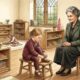 Maria Montessori sobre criar filhos mais independentes: “Nunca ajude uma criança em uma tarefa na qual ela sente que pode ter sucesso.”