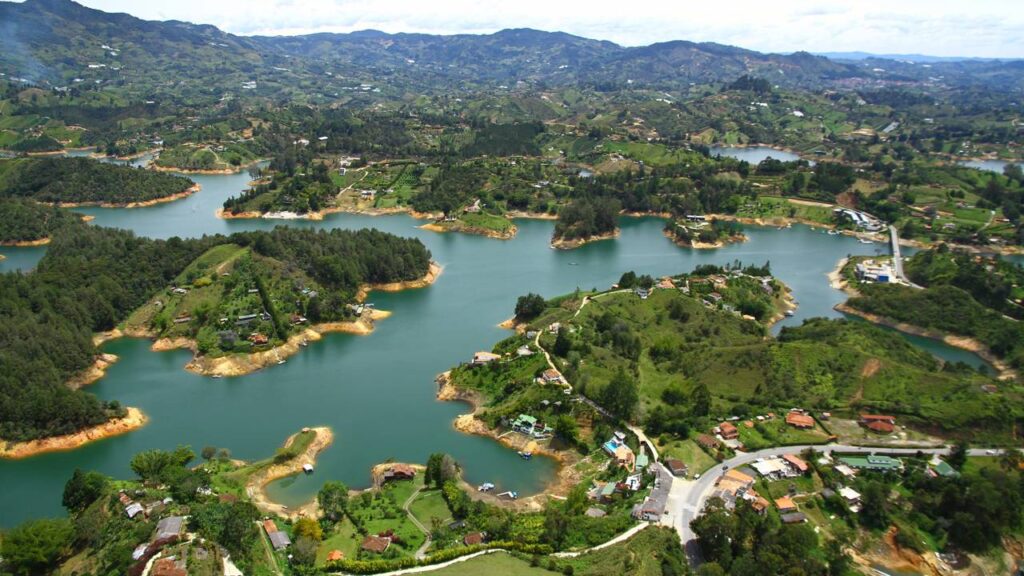 Onde um povoado inteiro vive sob as águas em casinhas coloridas: o lago de Guatapé virou parque aquático a céu aberto
