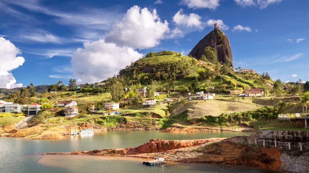 Onde um povoado inteiro vive sob as águas em casinhas coloridas: o lago de Guatapé virou parque aquático a céu aberto