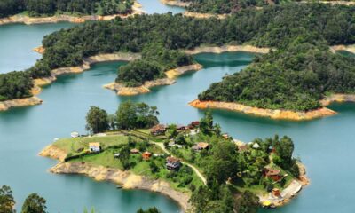 Onde um povoado inteiro vive sob as águas em casinhas coloridas: o lago de Guatapé virou parque aquático a céu aberto