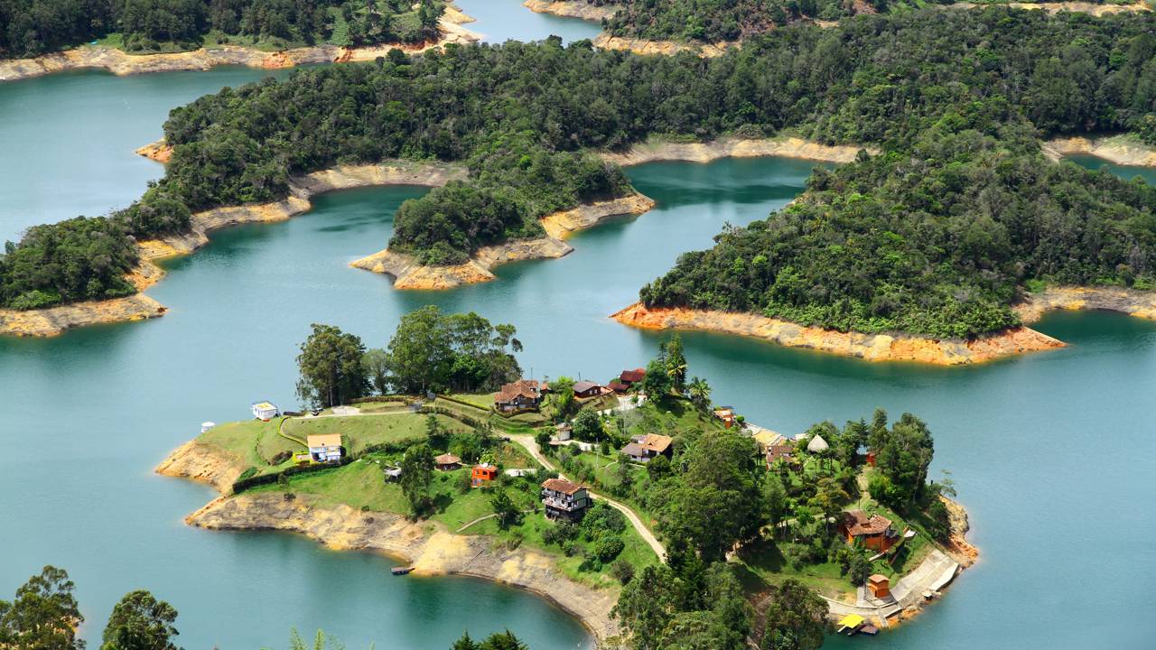 Onde um povoado inteiro vive sob as águas em casinhas coloridas: o lago de Guatapé virou parque aquático a céu aberto