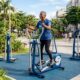 Academia gratuita ao ar livre vira ponto de encontro e atrai adultos acima dos 60 com exercícios simples para fortalecer o corpo e manter a autonomia