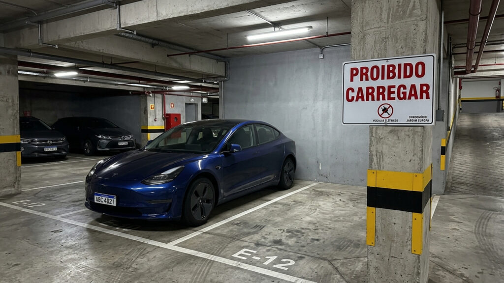 Motorista compra carro elétrico de R$ 150 mil, condomínio proíbe instalação de carregador na garagem e ele processa o prédio exigindo a tomada