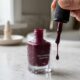 Colocar o esmalte na geladeira antes de pintar as unhas: para que serve e o que realmente acontece com a textura