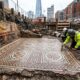 Equipes que trabalhavam nas fundações de um novo prédio desenterraram um mosaico romano de 1.800 anos enterrado sob a cidade desde a Antiguidade