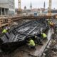 Trabalhadores da construção que cavavam para um novo edifício desenterraram um navio medieval de 24,5 metros enterrado sob a rua desde a década de 1360