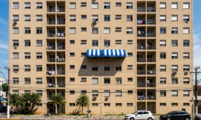 Morador instala toldo na janela para aliviar o calor dentro do apartamento, mas a mudança na fachada acaba virando uma briga no condomínio