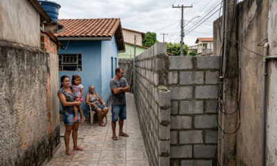 Homem compra terreno vazio, fecha o corredor usado pela família vizinha há décadas e deixa a casa sem saída para a rua