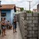 Homem compra terreno vazio, fecha o corredor usado pela família vizinha há décadas e deixa a casa sem saída para a rua