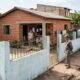 Família ocupa terreno abandonado por 6 anos, gasta R$ 95 mil na construção da própria casa e é surpreendida quando antigo proprietário aparece querendo o imóvel de volta