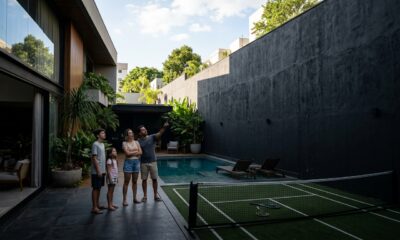Família investe R$ 180 mil em piscina e quadra de tênis no quintal, vizinho constrói muro de 4 metros na divisa dentro da lei e agora o espaço de lazer fica na sombra o dia inteiro e a prefeitura diz que não pode fazer nada