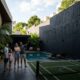 Família investe R$ 180 mil em piscina e quadra de tênis no quintal, vizinho constrói muro de 4 metros na divisa dentro da lei e agora o espaço de lazer fica na sombra o dia inteiro e a prefeitura diz que não pode fazer nada