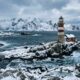 Mulher se muda sozinha para um farol desativado na Noruega e passa a monitorar a migração de baleias na costa gelada