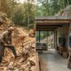 Em 1970, um engenheiro comprou um terreno remoto nos Montes Ozark e, aos poucos, construiu uma casa de concreto armado na encosta; mais de 50 anos depois, seu filho está restaurando-a cômodo por cômodo