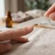 Manicures revelam por que lixar as unhas em movimentos de vai e volta pode favorecer descamação nas pontas