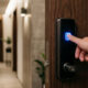 O segredo das fechaduras eletrônicas: entre modelos de biometria, senhas e aplicativos, saiba qual é a opção mais segura para portas de apartamentos