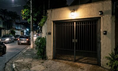 Morador coloca sensor de presença no portão da garagem e encontra a altura ideal para impedir acionamentos provocados pelo trânsito da rua