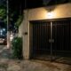 Morador coloca sensor de presença no portão da garagem e encontra a altura ideal para impedir acionamentos provocados pelo trânsito da rua