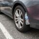 O que significa encontrar uma garrafa de plástico na roda do carro e por que é crucial saber como agir