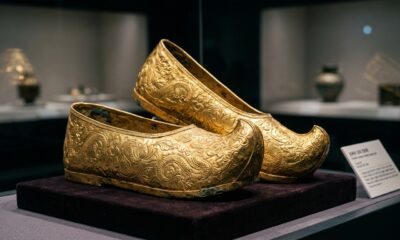 Sapatos dourados encontrados em túmulo revelam como antigos povos preparavam seus mortos