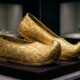 Sapatos dourados encontrados em túmulo revelam como antigos povos preparavam seus mortos