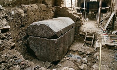 Sarcófago egípcio de 4 toneladas é encontrado intacto após permanecer selado por mais de 2 mil anos sob um antigo templo