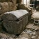 Sarcófago egípcio de 4 toneladas é encontrado intacto após permanecer selado por mais de 2 mil anos sob um antigo templo