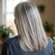Cabeleireiro revela técnica com mechas finas que disfarça os cabelos brancos e pode deixar o resultado mais natural do que a tintura tradicional