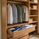 Como organizar roupas em um guarda-roupa pequeno sem precisar comprar caixas, colmeias ou organizadores e ainda aproveitar melhor cada espaço disponível