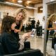 Estas frases comuns podem arruinar completamente seu corte de cabelo e um cabeleireiro de celebridades revela o que você deve dizer no salão para evitar arrependimentos