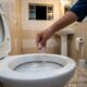 Colocar bicarbonato no vaso sanitário à noite antes de dormir: para que serve e por que recomendam fazer isso toda semana