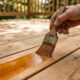 Cuidar de decks de madeira em áreas externas da casa: o cronograma de aplicação de stain náutico e lixamento preventivo contra desgastes do sol