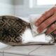 Conheça a esponja que limpa absolutamente tudo: usando apenas água na espuma branca, você tira riscos de parede e clareia até o tênis
